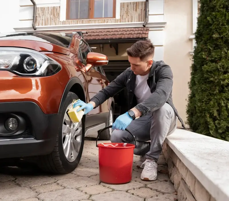 Lavage auto à domicile Cluis : professionnel intervenant sur un véhicule